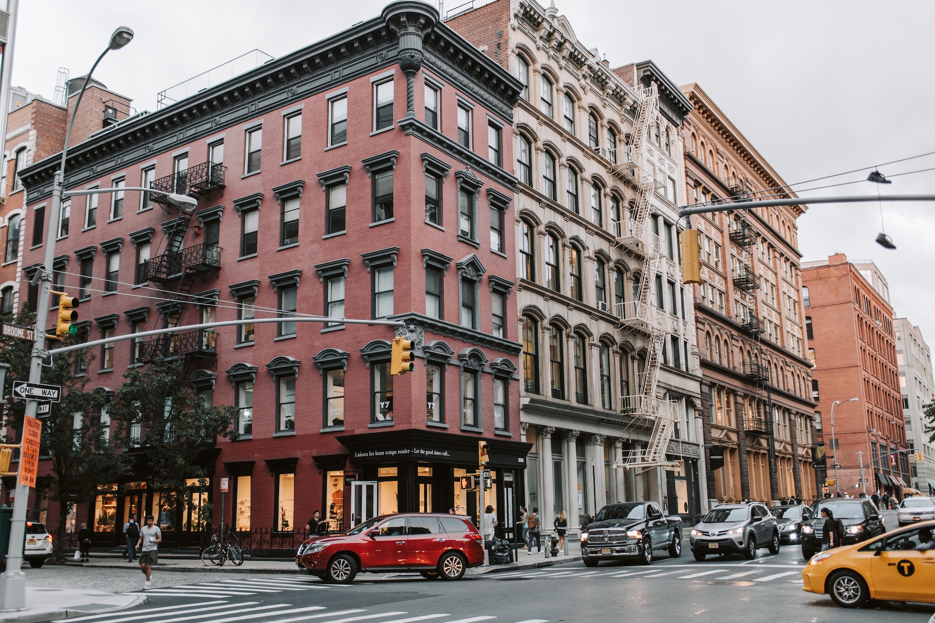 Experience Luxury Living: Discover Top-tier Neighborhoods with Manhattan Users Guide